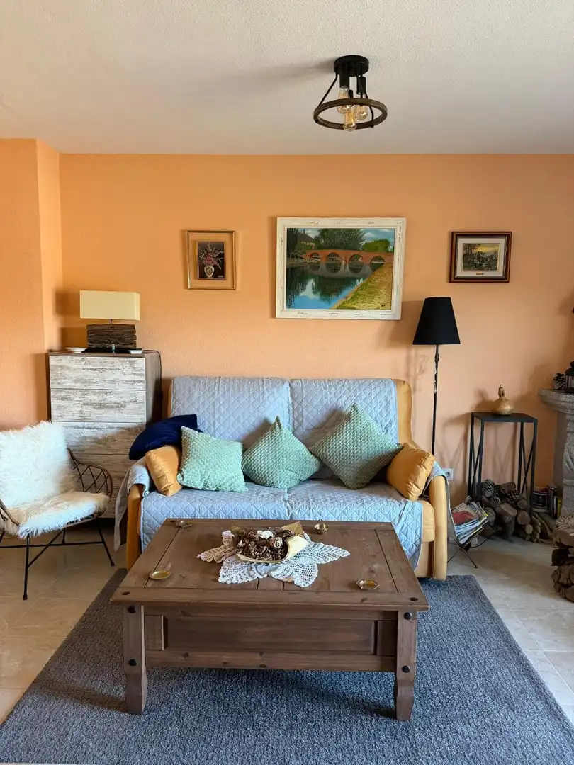 Sala de estar de Dúplex en venta en Navaluenga con Calefacción, Terraza y Amueblado