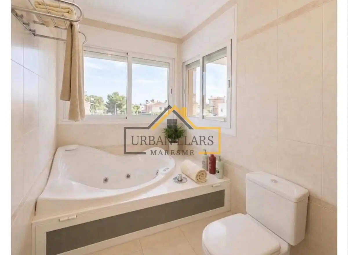 Habitación de Casa adosada en venta en La Roca del Vallès con Aire acondicionado, Calefacción y Terraza