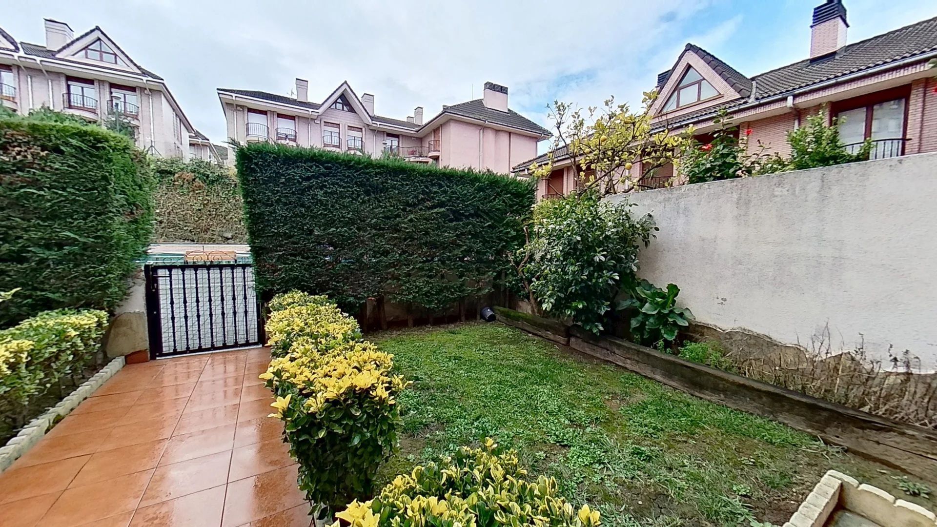 Jardí de Casa adosada en venda en Valle de Trápaga-Trapagaran amb Calefacció, Jardí privat i Terrassa