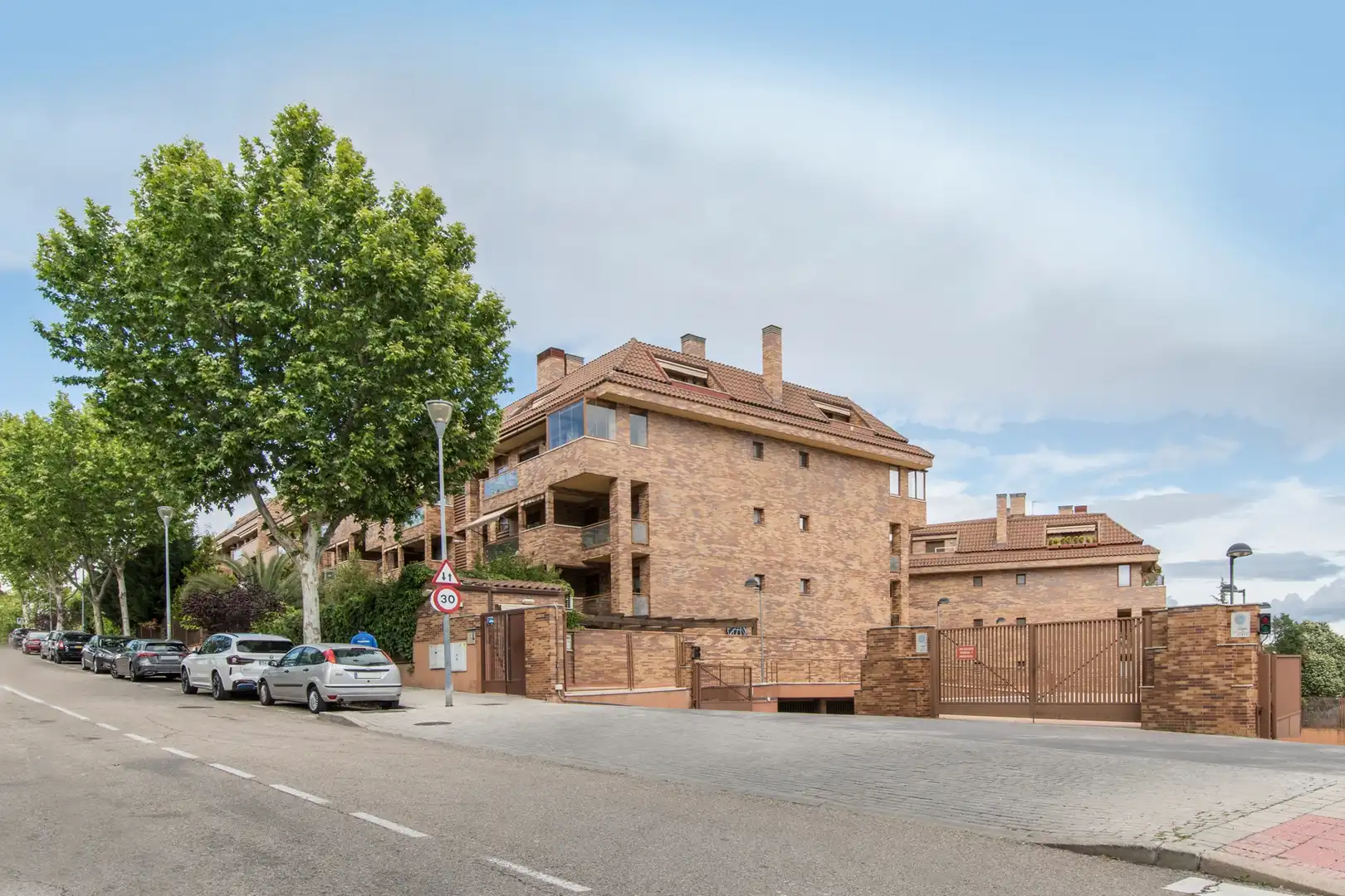 Vista exterior de Àtic en venda en Pozuelo de Alarcón amb Aire condicionat, Calefacció i Jardí privat