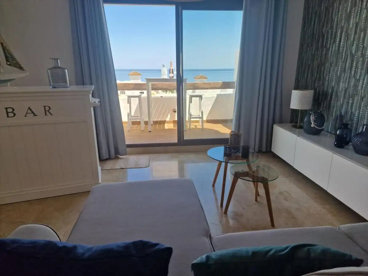 Sala d'estar de Casa adosada de lloguer en La Alcaidesa amb Jardí privat, Terrassa i Jacuzzi