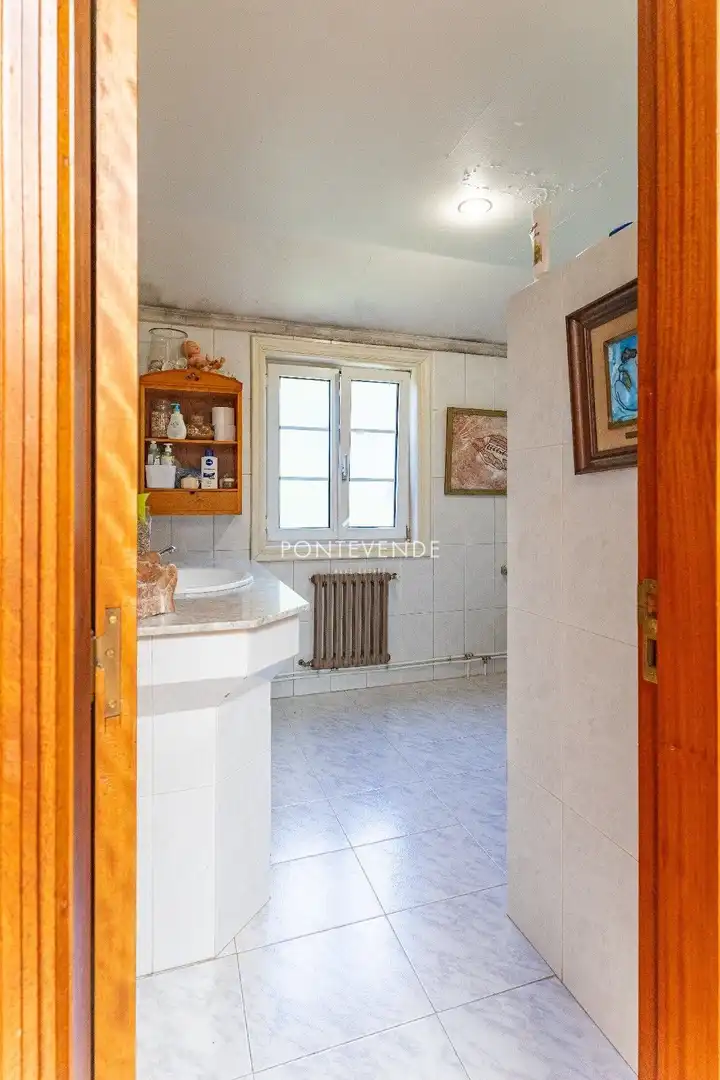 Bany de Casa o xalet en venda en Pontevedra Capital  amb Terrassa, Traster i Piscina