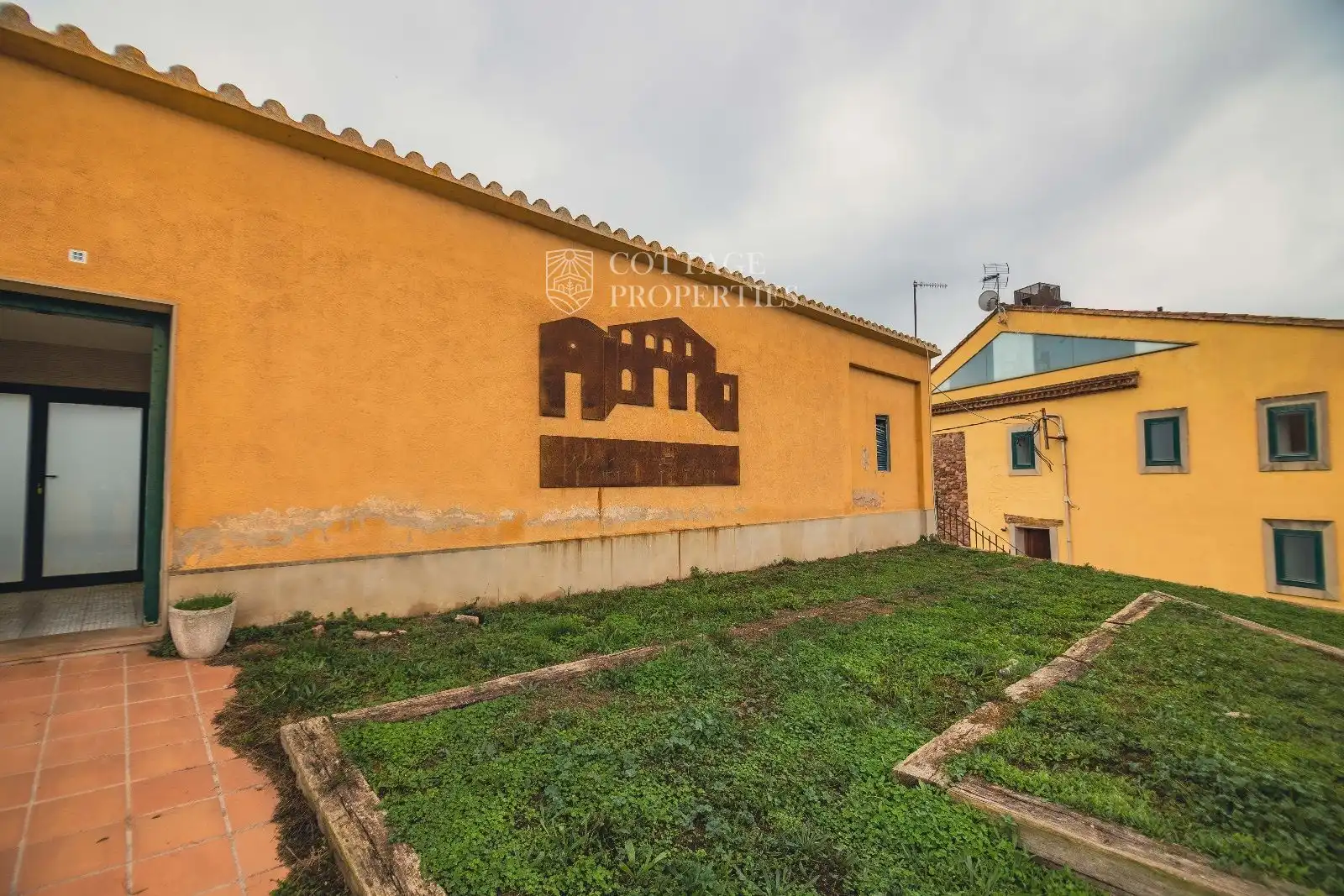 Vista exterior de Finca rústica en venda en Sant Llorenç Savall amb Calefacció i Piscina