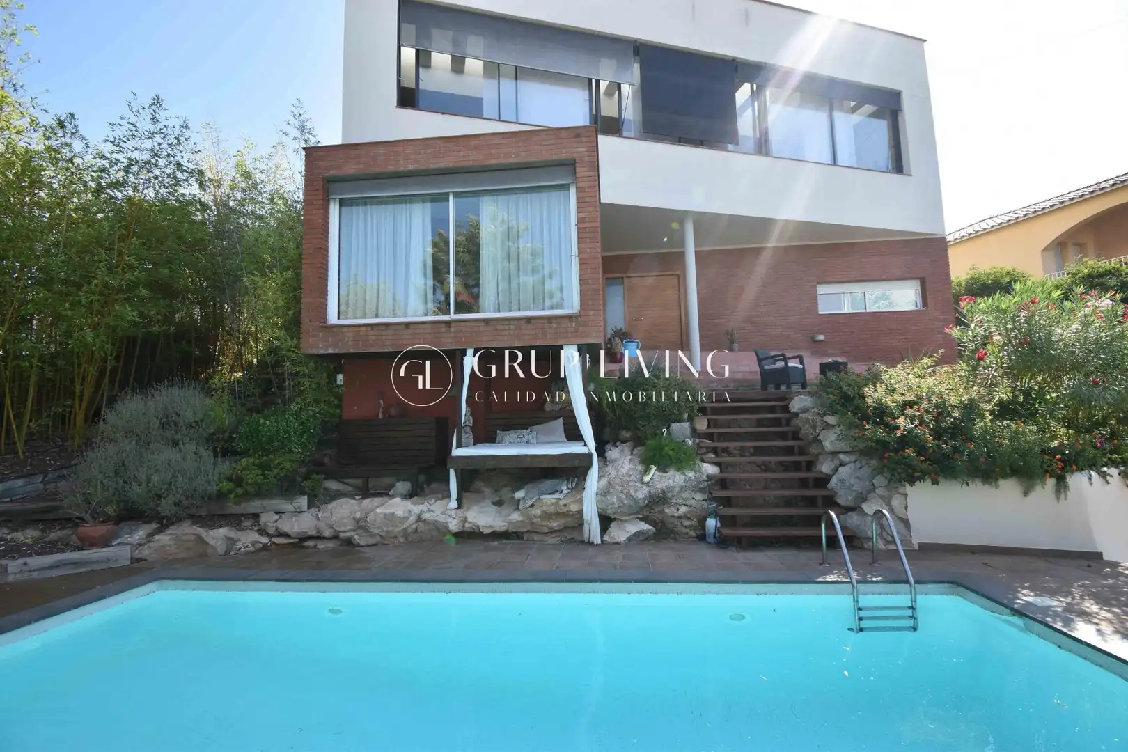 Vista exterior de Casa o xalet en venda en Sitges amb Calefacció, Jardí privat i Parquet