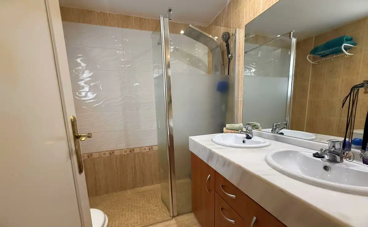 Baño de Apartamento en venta en Mijas con Piscina y Piscina comunitaria