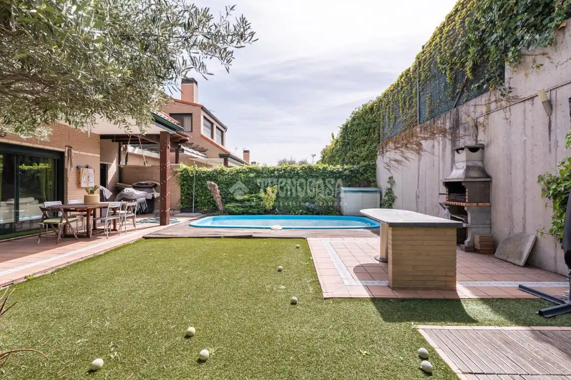 Piscina de Casa adosada en venta en Paracuellos de Jarama con Aire acondicionado, Calefacción y Jardín privado
