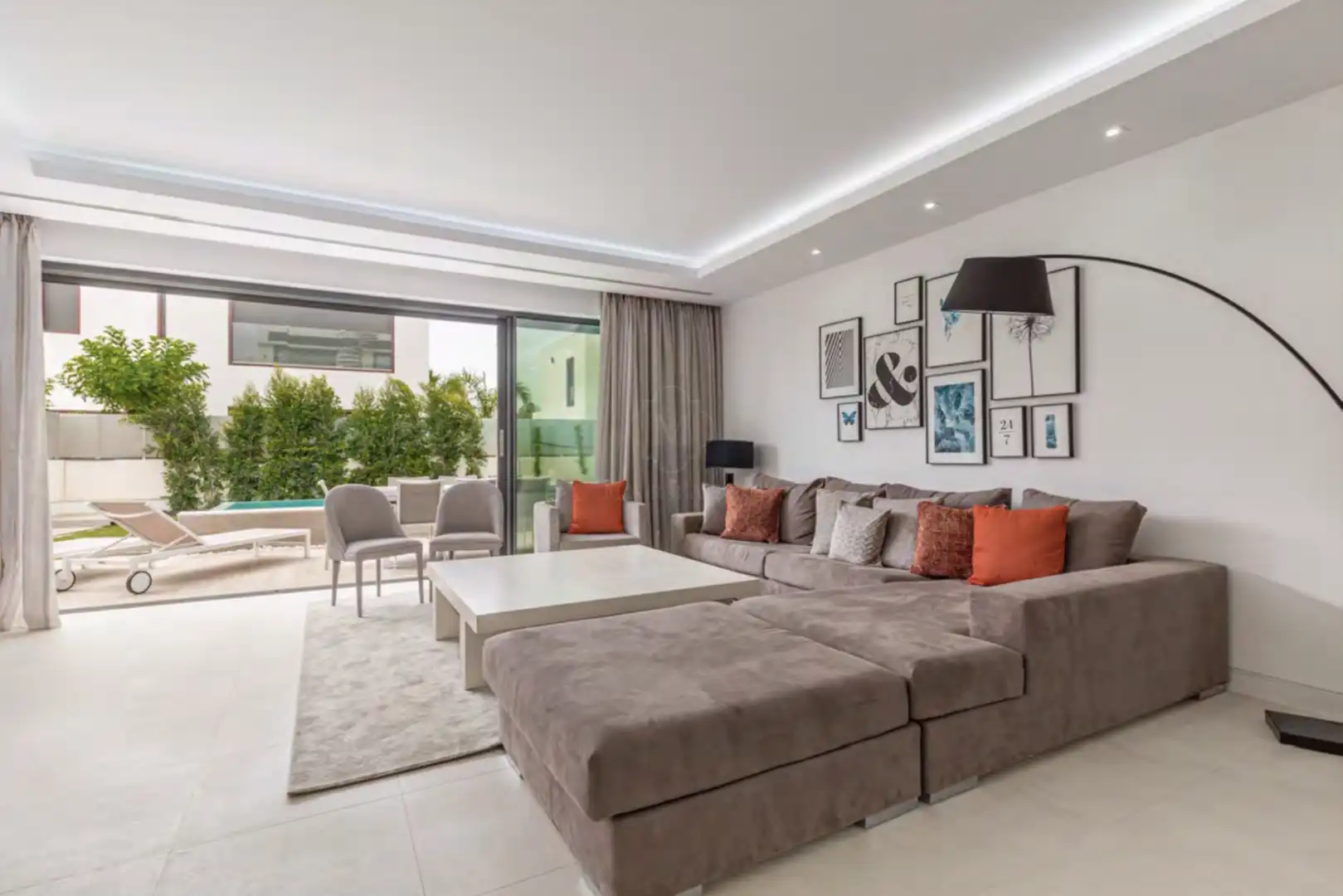 Sala d'estar de Casa o xalet de lloguer en Marbella amb Aire condicionat, Jardí privat i Terrassa