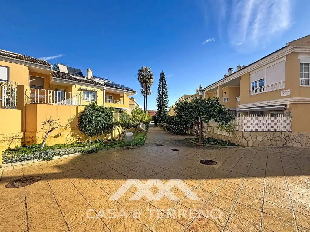 Jardí de Casa adosada en venda en Vélez-Málaga amb Aire condicionat, Piscina i Microones