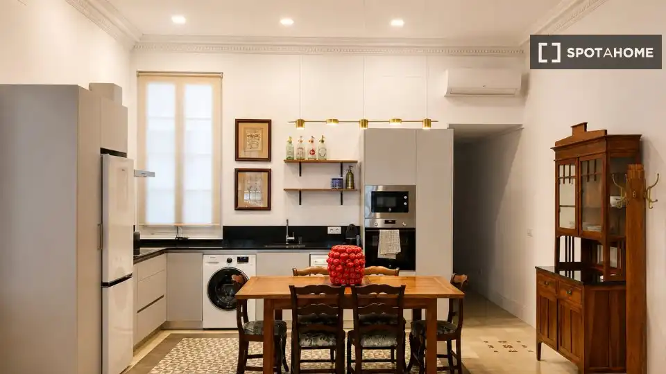 Cuina de Apartament per a compartir en Sevilla amb Aire condicionat, Terrassa i Moblat