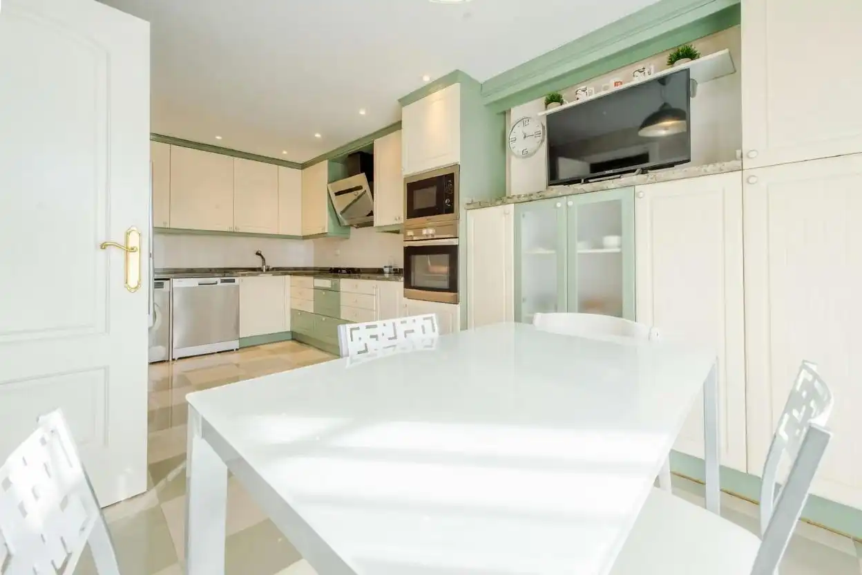 Cocina de Casa adosada en venta en Alcobendas con Aire acondicionado, Calefacción y Jardín privado