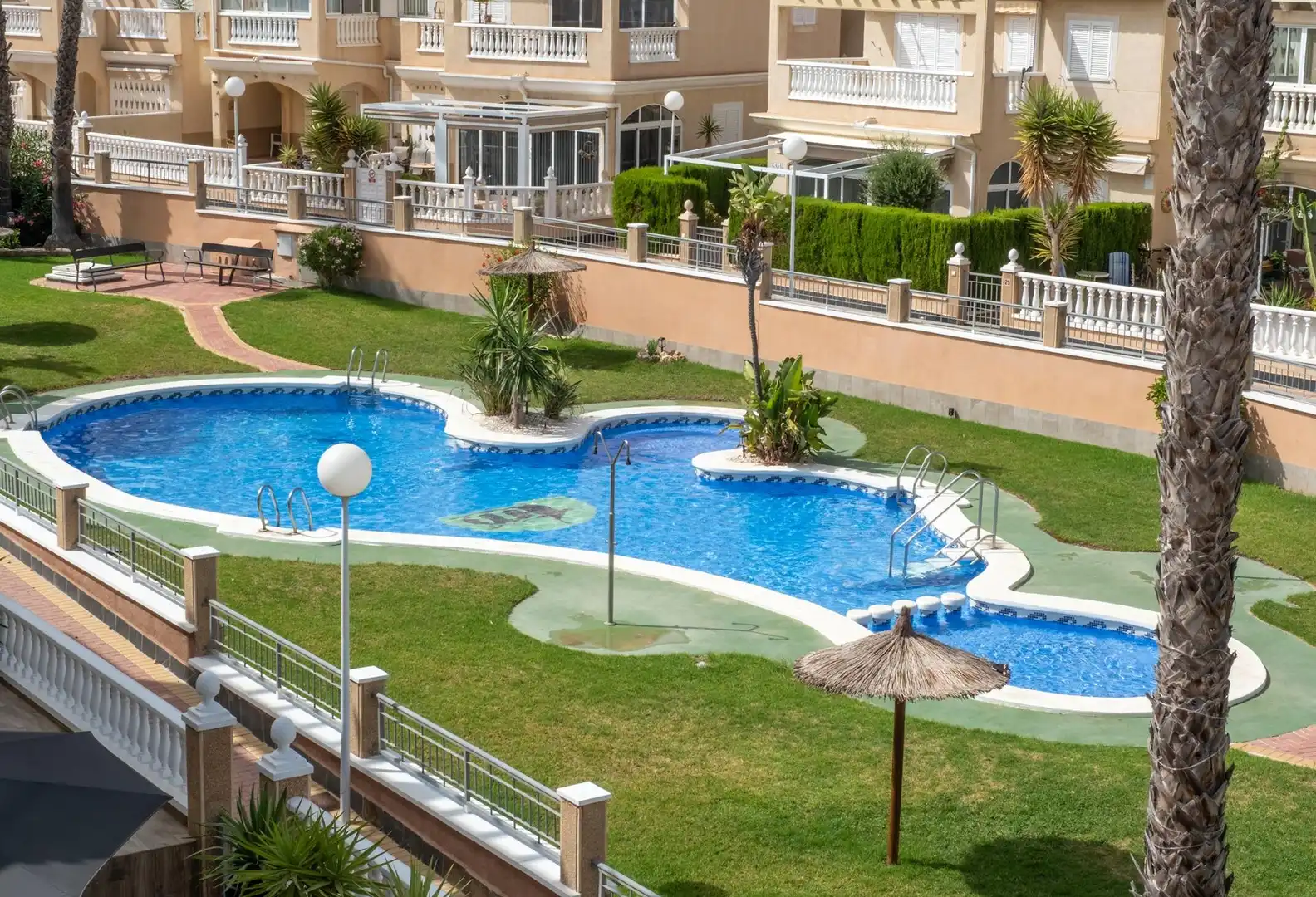 Piscina de Casa adosada en venda en Orihuela amb Aire condicionat, Calefacció i Jardí privat