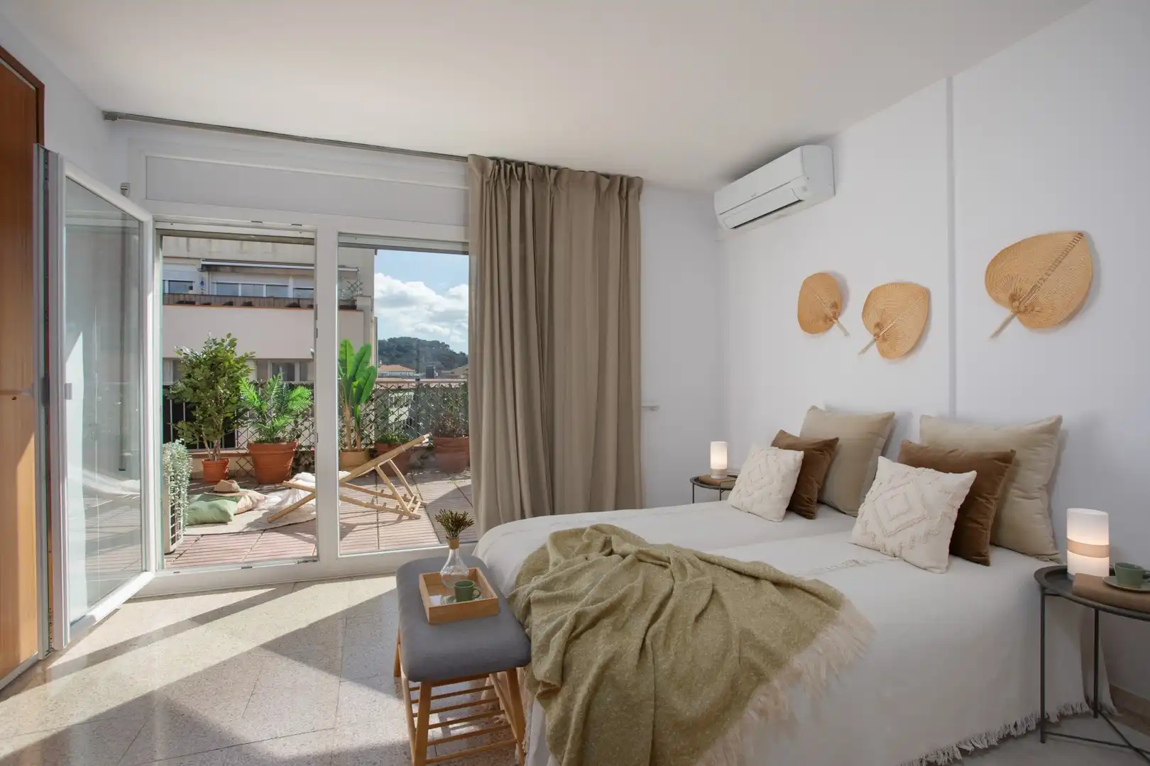 Schlafzimmer von Dachboden zum Verkauf in Girona mit Klimaanlage, Heizung und Terrasse