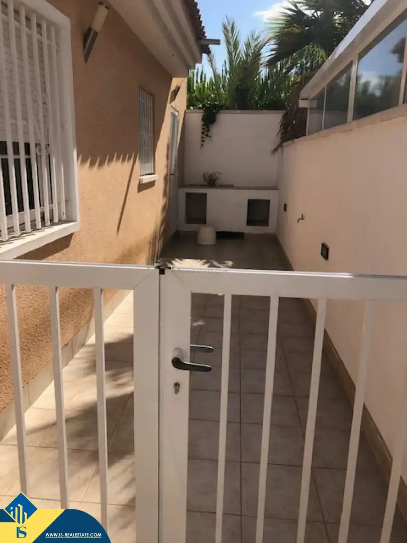 Garten von Haus oder Chalet zur Miete in Torrevieja mit Klimaanlage, Terrasse und Schwimmbad