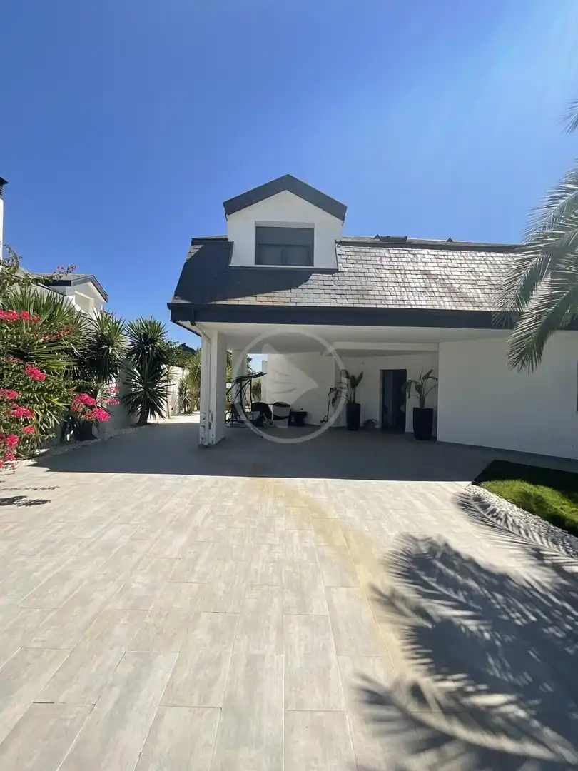 Vista exterior de Casa o xalet en venda en Linares amb Aire condicionat, Jardí privat i Piscina