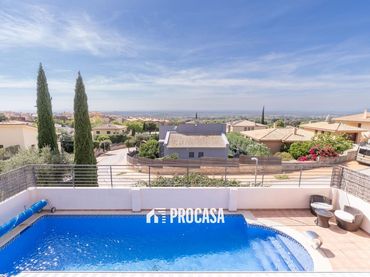 Chalet con piscina en venta en MUNTANYETA