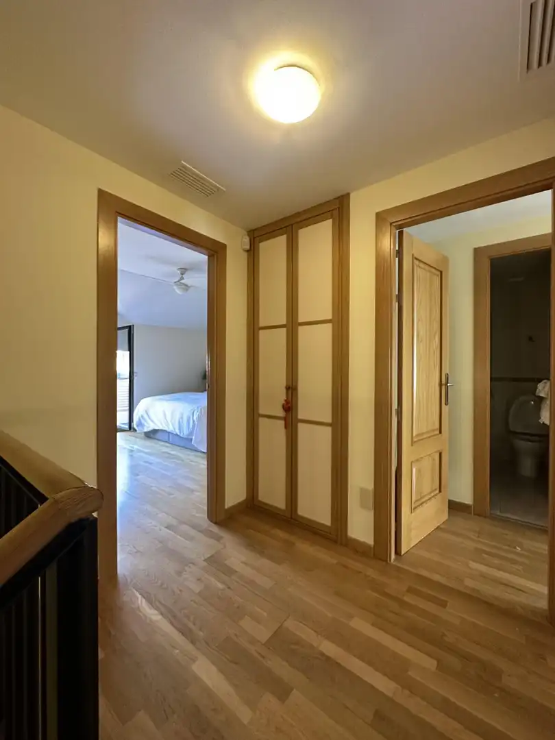 Dormitori de Casa adosada de lloguer en Boadilla del Monte amb Aire condicionat, Jardí privat i Traster