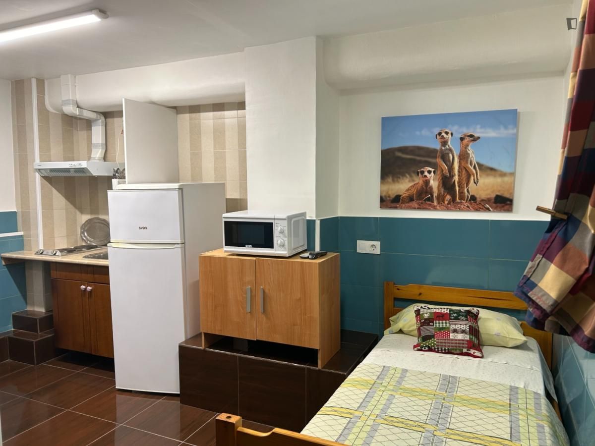 Habitación de Estudio de alquiler en L'Hospitalet de Llobregat con Aire acondicionado, Calefacción y Amueblado