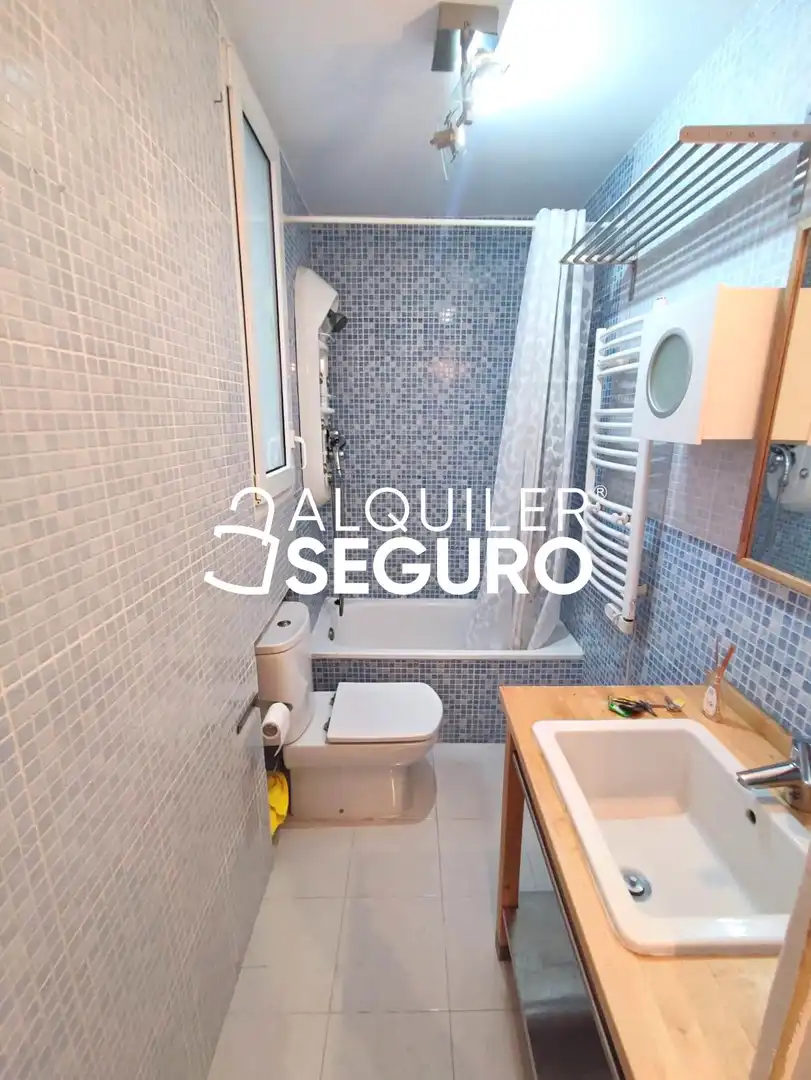 Baño de Piso de alquiler en Madrid con Aire acondicionado y Calefacción