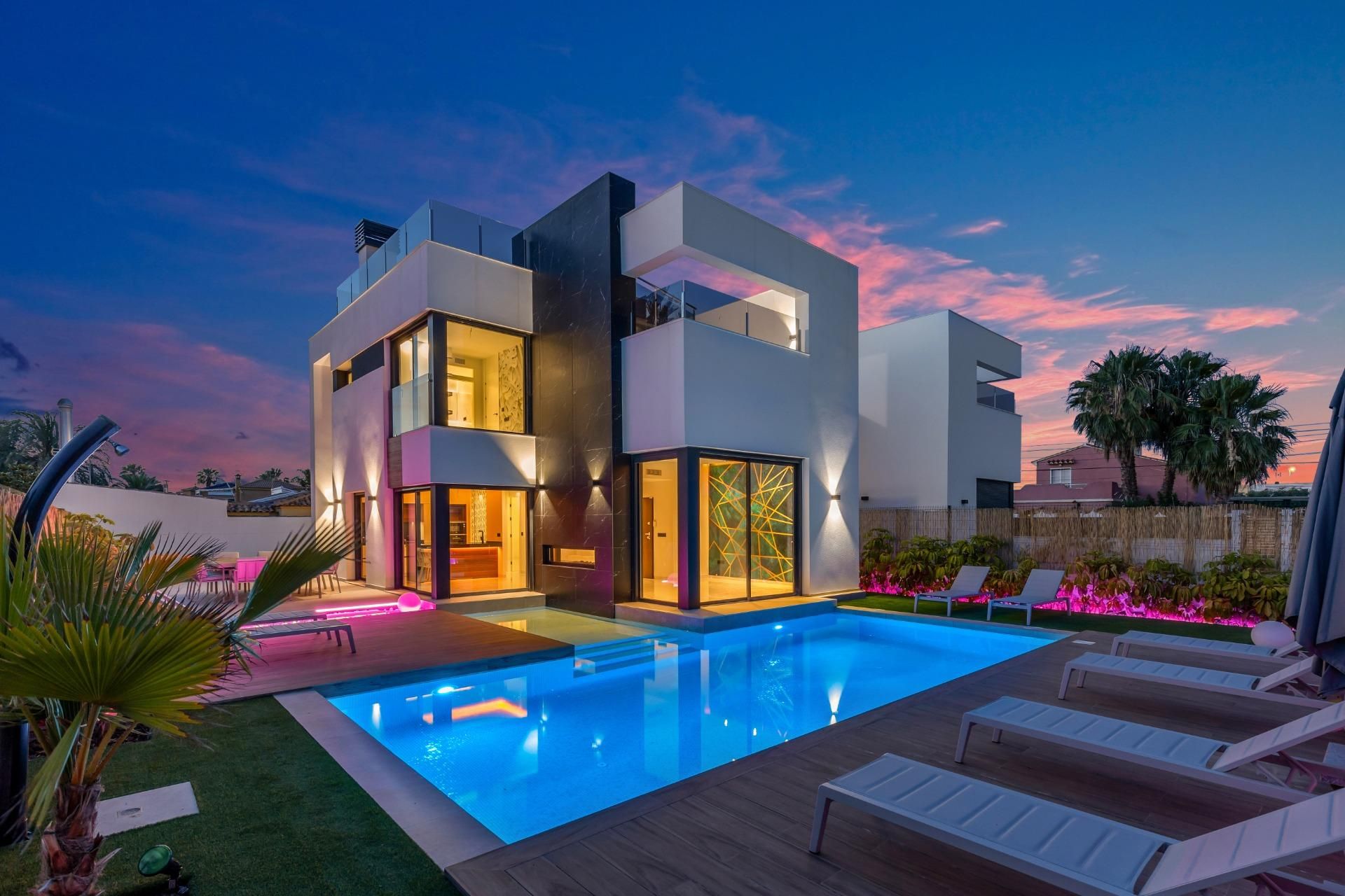 Swimming pool of House or chalet for sale in Torrevieja  with Air Conditioner, Heating and Terrace