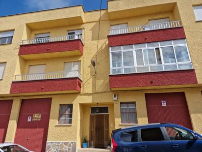 Außenansicht von Wohnung zum verkauf in Lumbrales mit Terrasse, Abstellraum und Möbliert