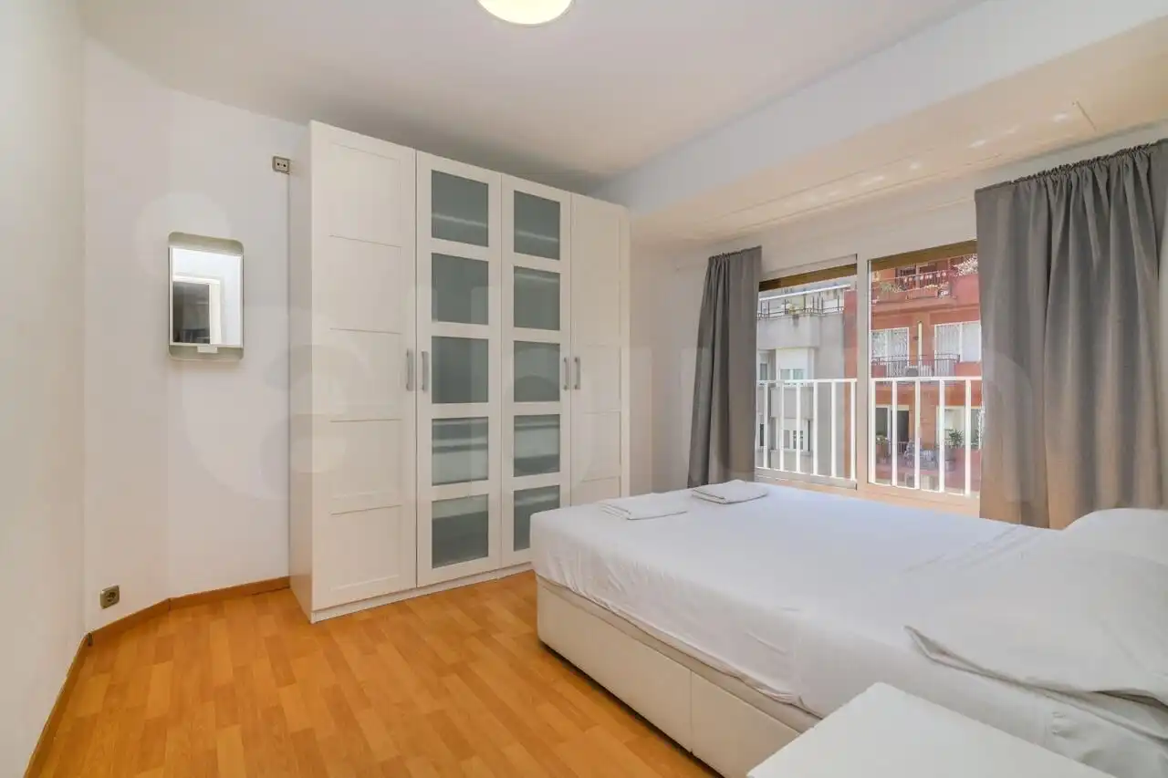 Schlafzimmer von Wohnung zum Verkauf in Barcelona mit Klimaanlage, Parkett und Möbliert
