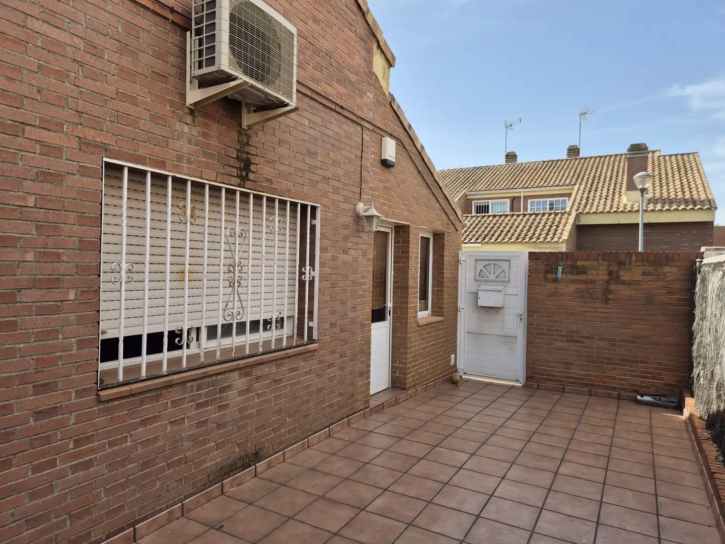 Casa adosada en venda a Velilla de San Antonio
