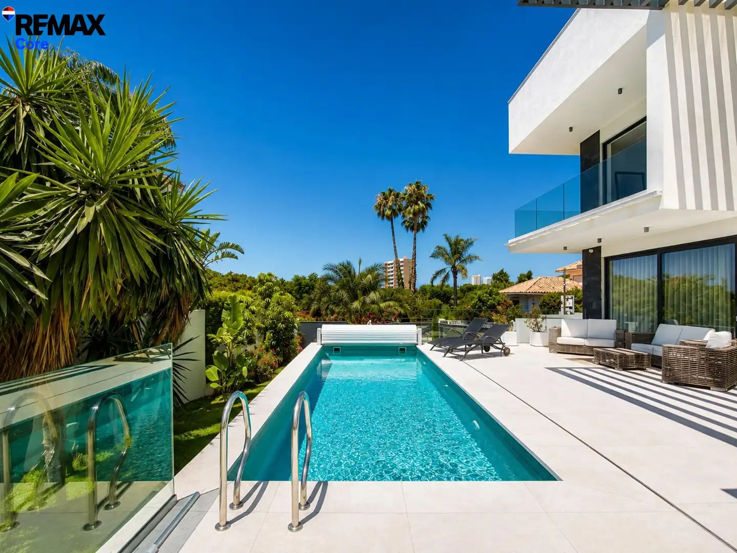 Piscina de Casa o xalet en venda en Marbella amb Aire condicionat, Calefacció i Jardí privat