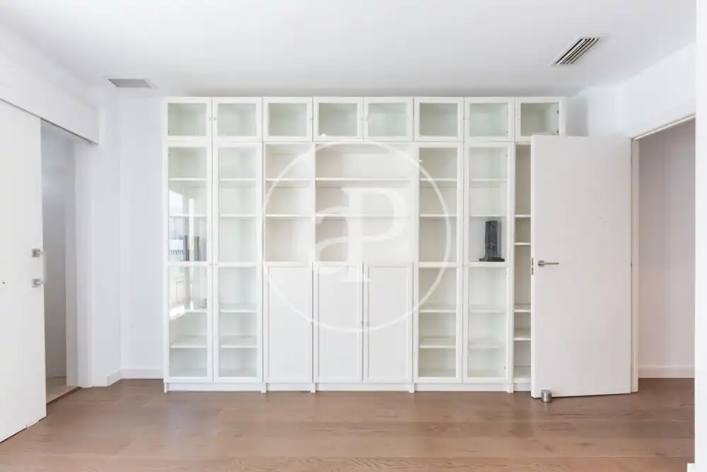 Wohnung zur Miete in Valencia mit Klimaanlage, Terrasse und Abstellraum