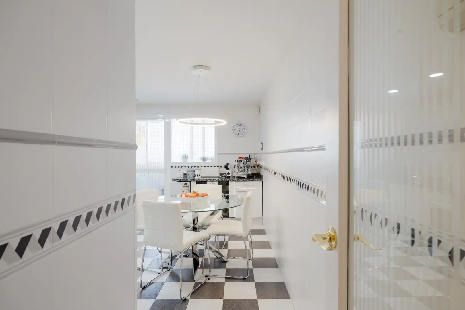 Küche von Wohnung zum Verkauf in Málaga mit Klimaanlage, Privatgarten und Abstellraum