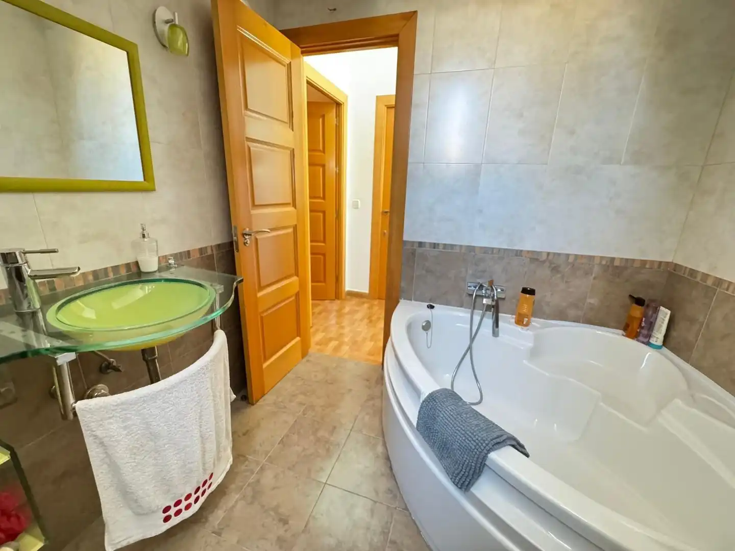 Badezimmer von Einfamilien-Reihenhaus zum Verkauf in Fuengirola mit Klimaanlage, Terrasse und Möbliert