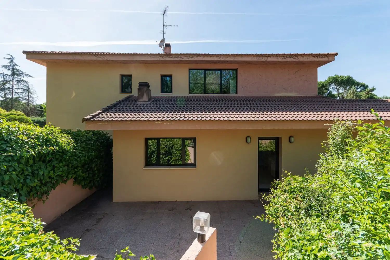 Vista exterior de Casa o xalet en venda en Pozuelo de Alarcón amb Aire condicionat, Calefacció i Traster