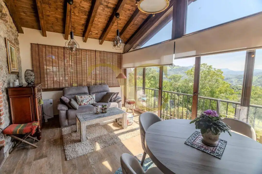 Sala d'estar de Casa o xalet en venda en Cangas de Onís amb Calefacció, Jardí privat i Terrassa