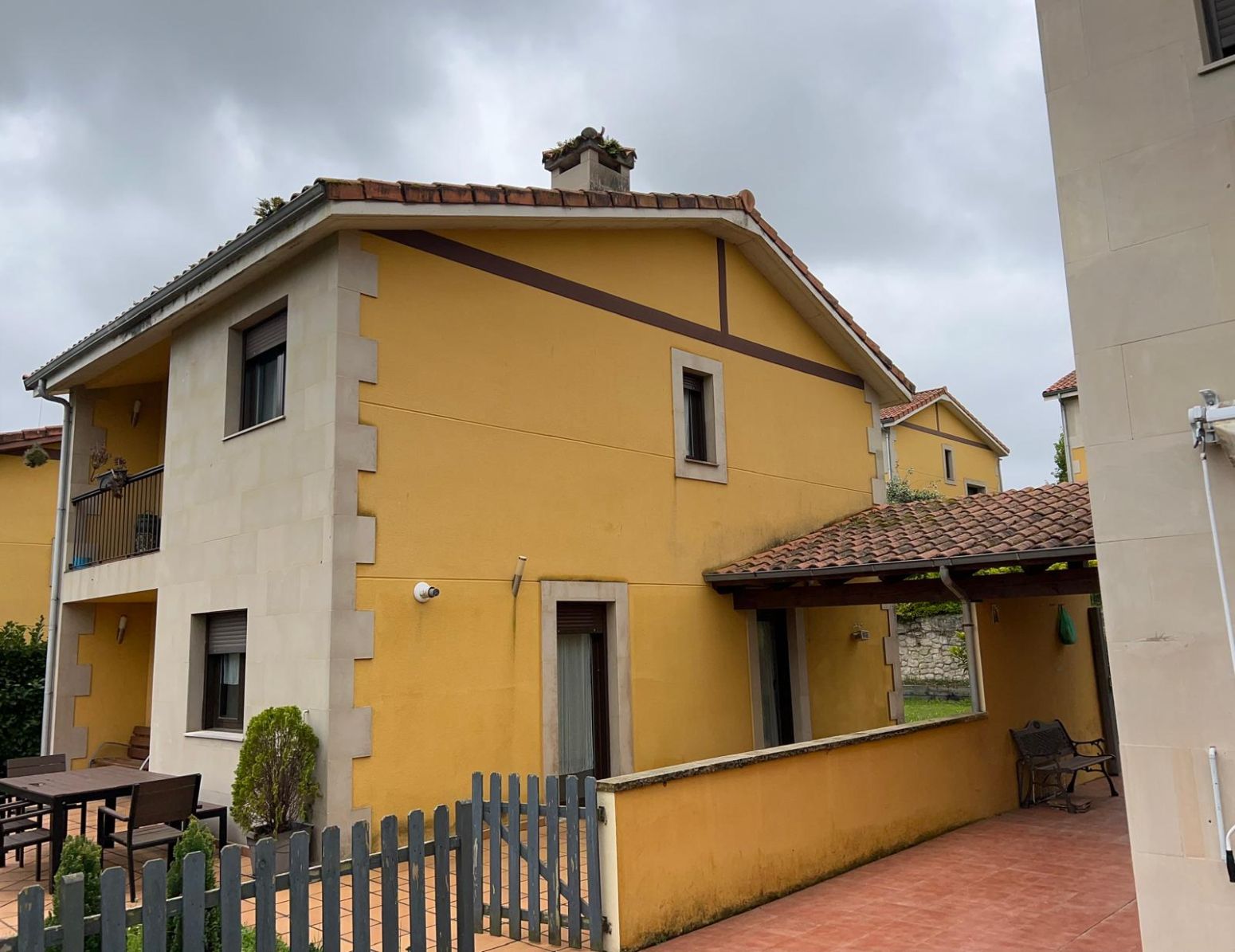 Vista exterior de Casa adosada en venda en Santillana del Mar amb Calefacció, Jardí privat i Parquet