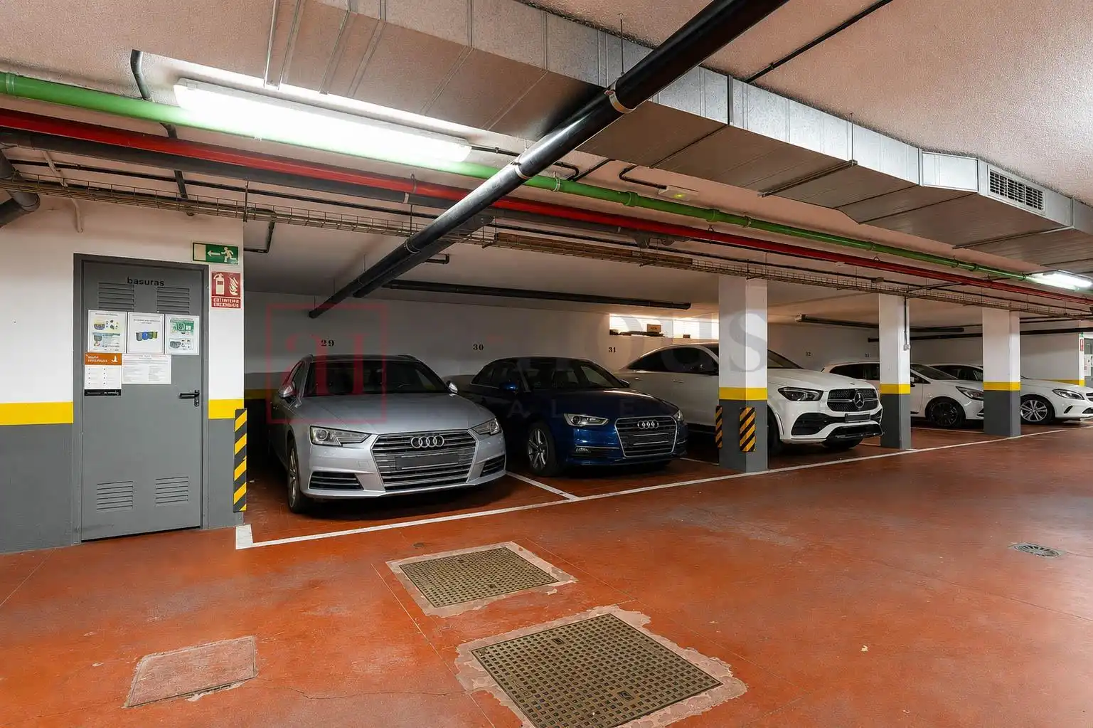 Parking de Planta baja en venta en Madrid con Aire acondicionado, Calefacción y Jardín privado