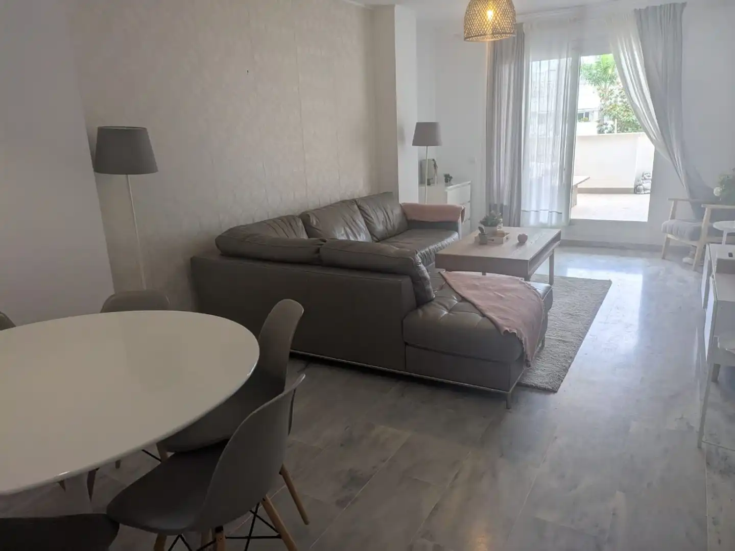 Sala d'estar de Apartament de lloguer en Marbella amb Terrassa