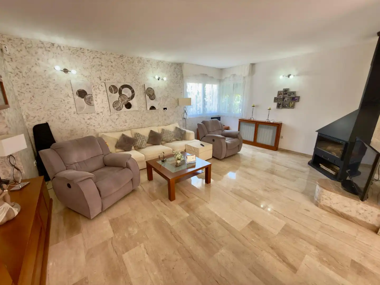 Sala d'estar de Casa o xalet en venda en Sant Boi de Llobregat amb Calefacció, Jardí privat i Parquet