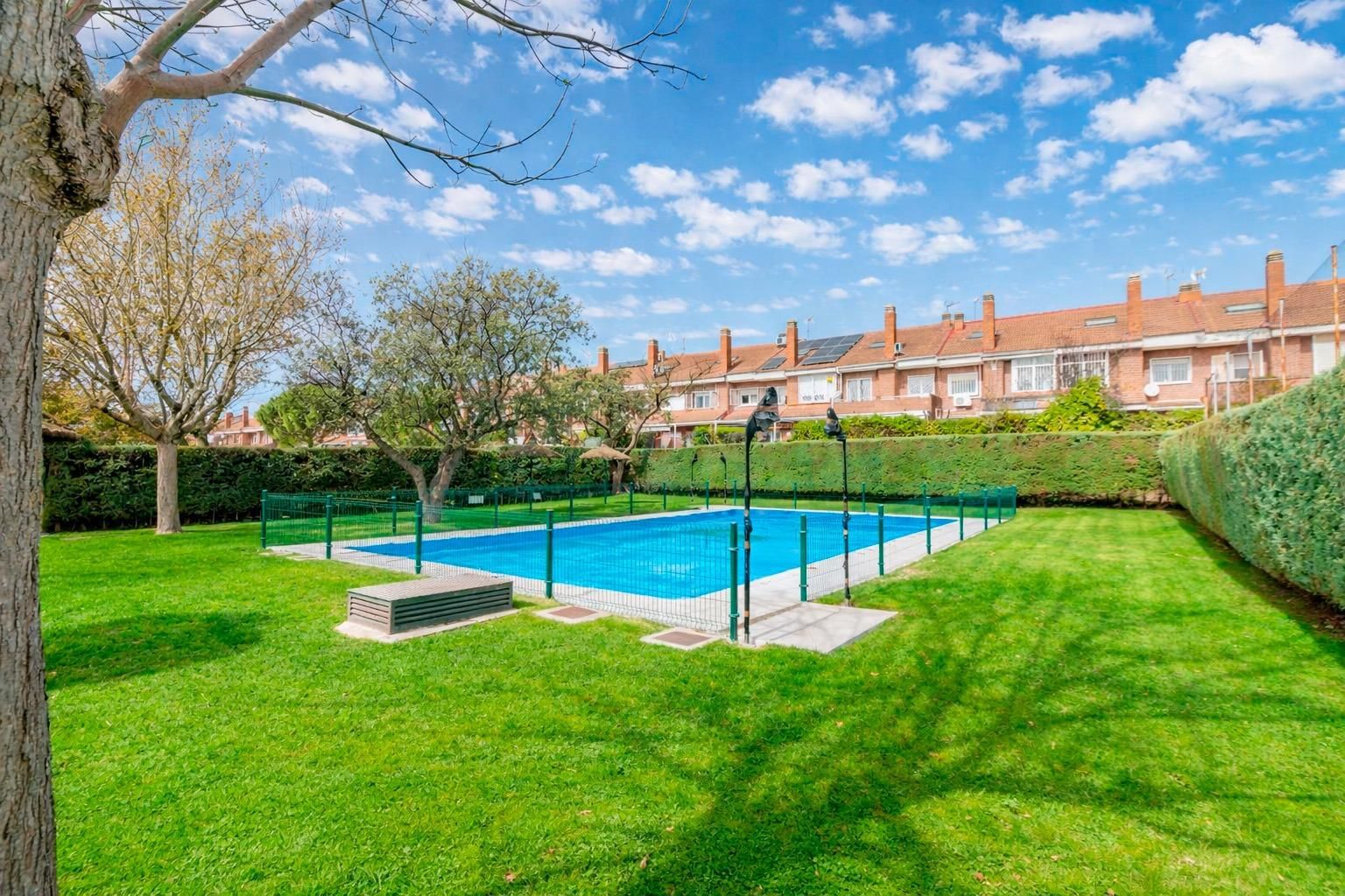 Piscina de Casa adosada en venta en Las Rozas de Madrid con Aire acondicionado, Calefacción y Terraza