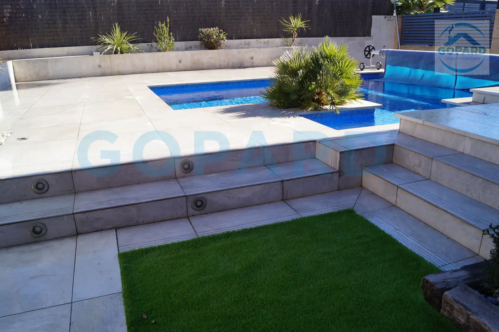 Piscina de Casa adosada de alquiler en Villanueva de la Cañada con Aire acondicionado, Calefacción y Jardín privado