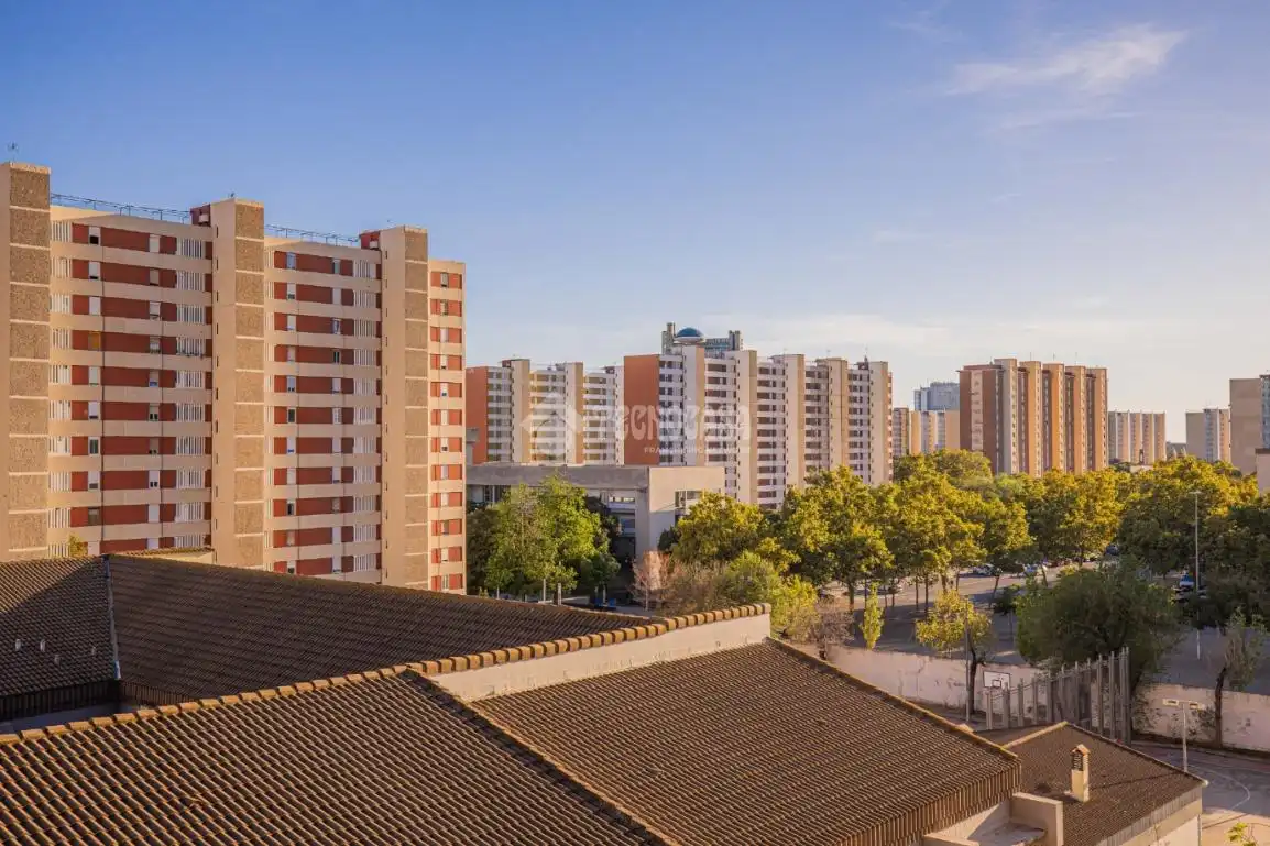 Vista exterior de Pis en venda en L'Hospitalet de Llobregat amb Balcó