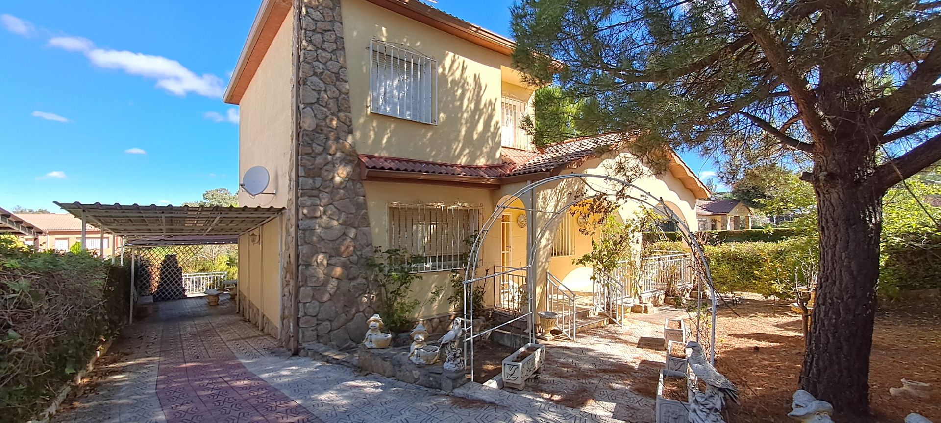 Vista exterior de Casa o xalet en venda en Maello amb Calefacció, Jardí privat i Piscina