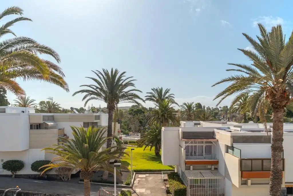 Außenansicht von Wohnungen zum Verkauf in Arona mit Privatgarten, Terrasse und Möbliert