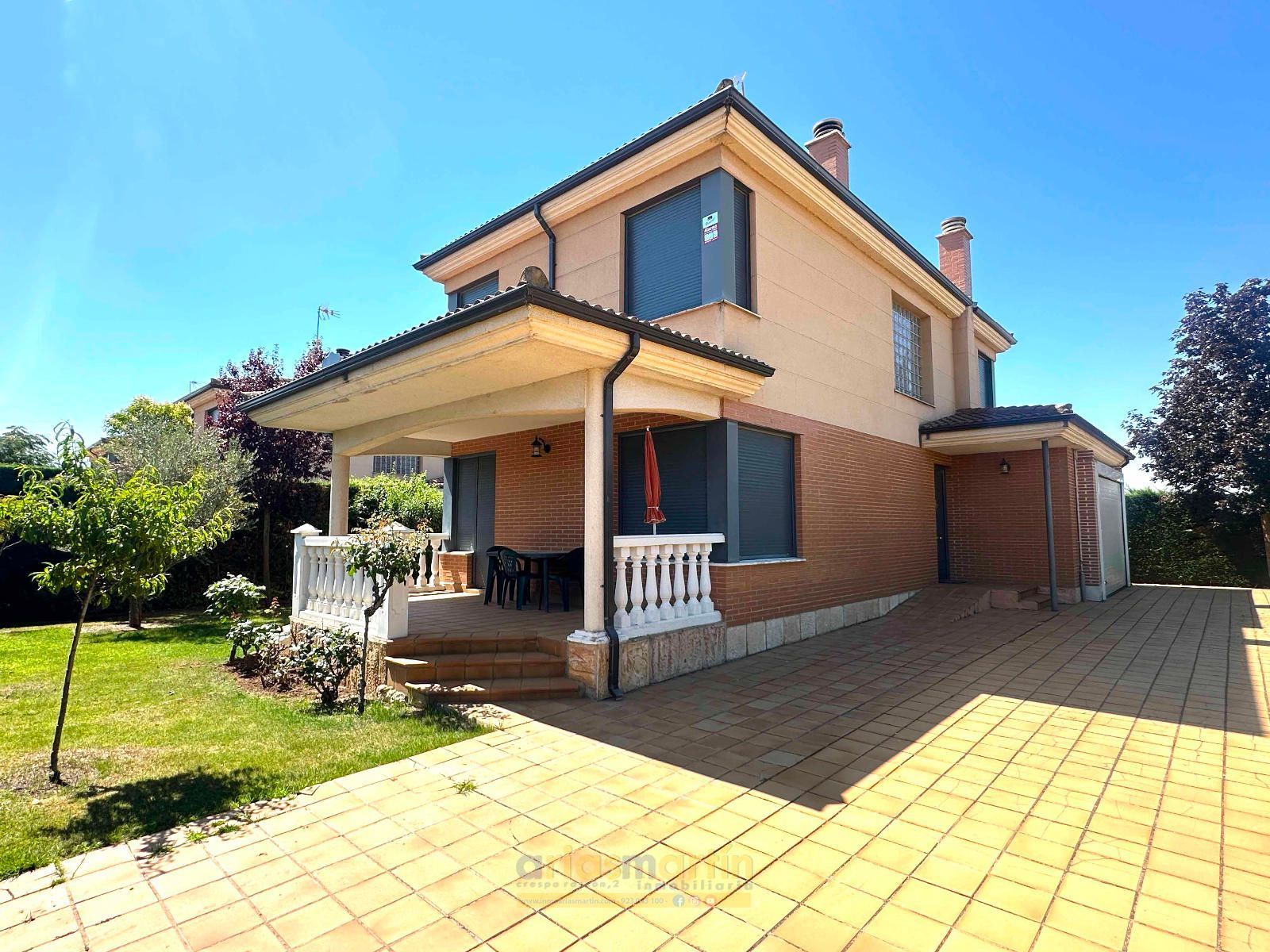 Vista exterior de Casa o xalet en venda en La Vellés  amb Calefacció, Jardí privat i Terrassa