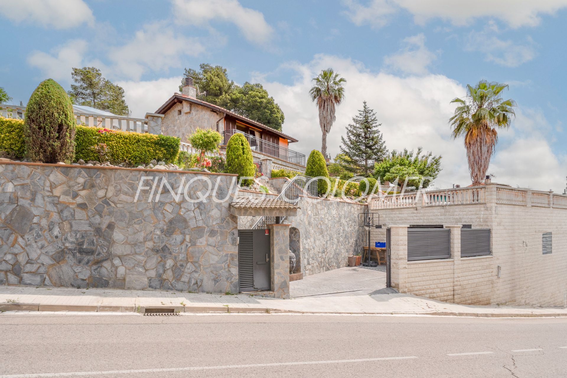 Vista exterior de Casa o xalet en venda en Rubí amb Aire condicionat, Jardí privat i Parquet