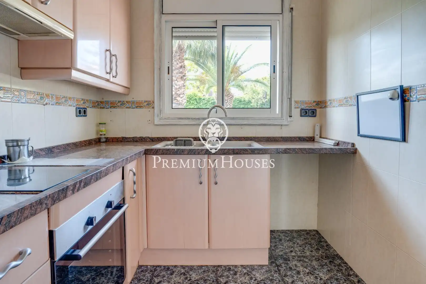 Cocina de Casa o chalet en venta en Vilanova i la Geltrú con Aire acondicionado, Calefacción y Jardín privado