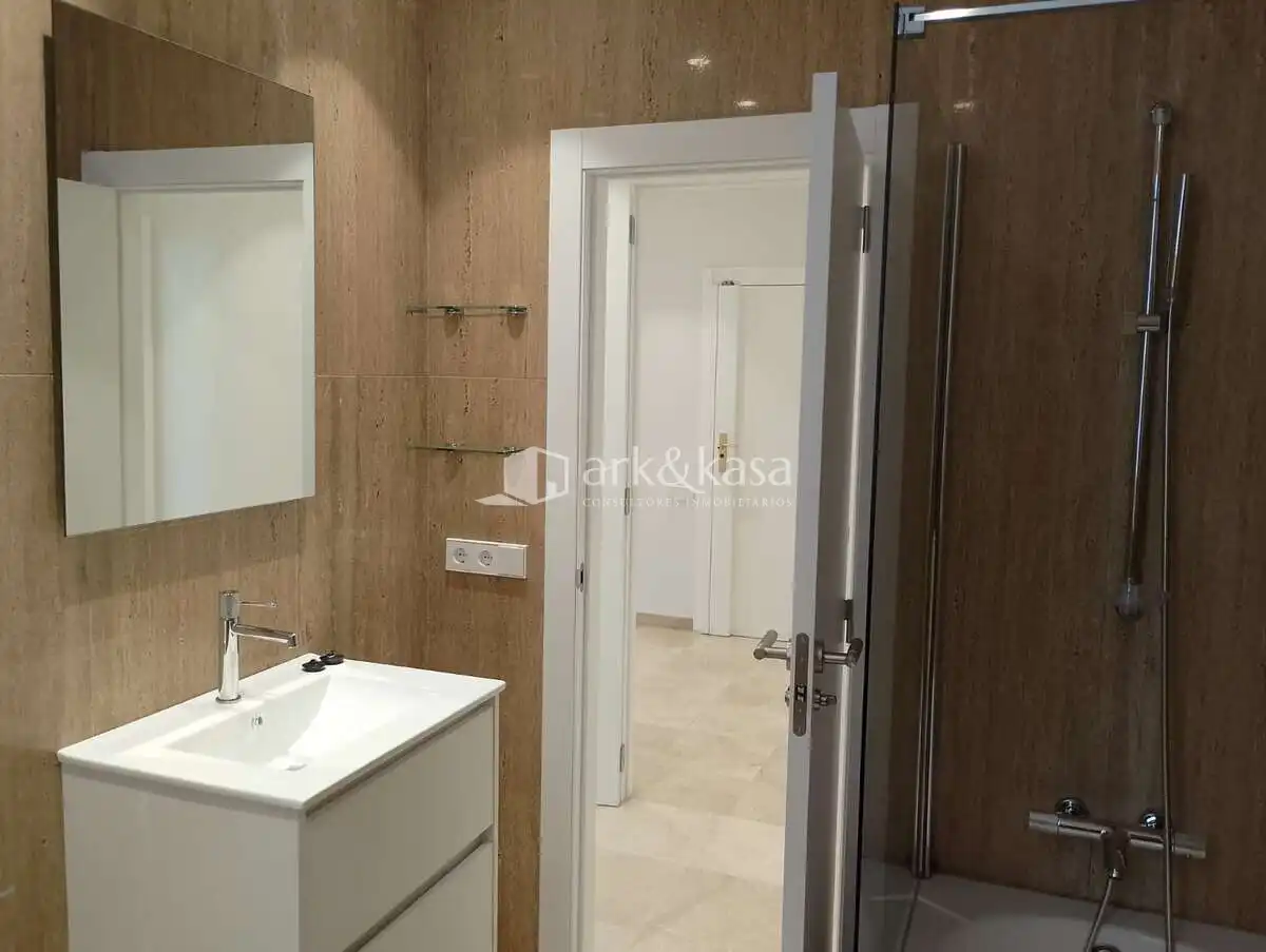 Badezimmer von Wohnung zur Miete in Valencia mit Klimaanlage, Heizung und Möbliert