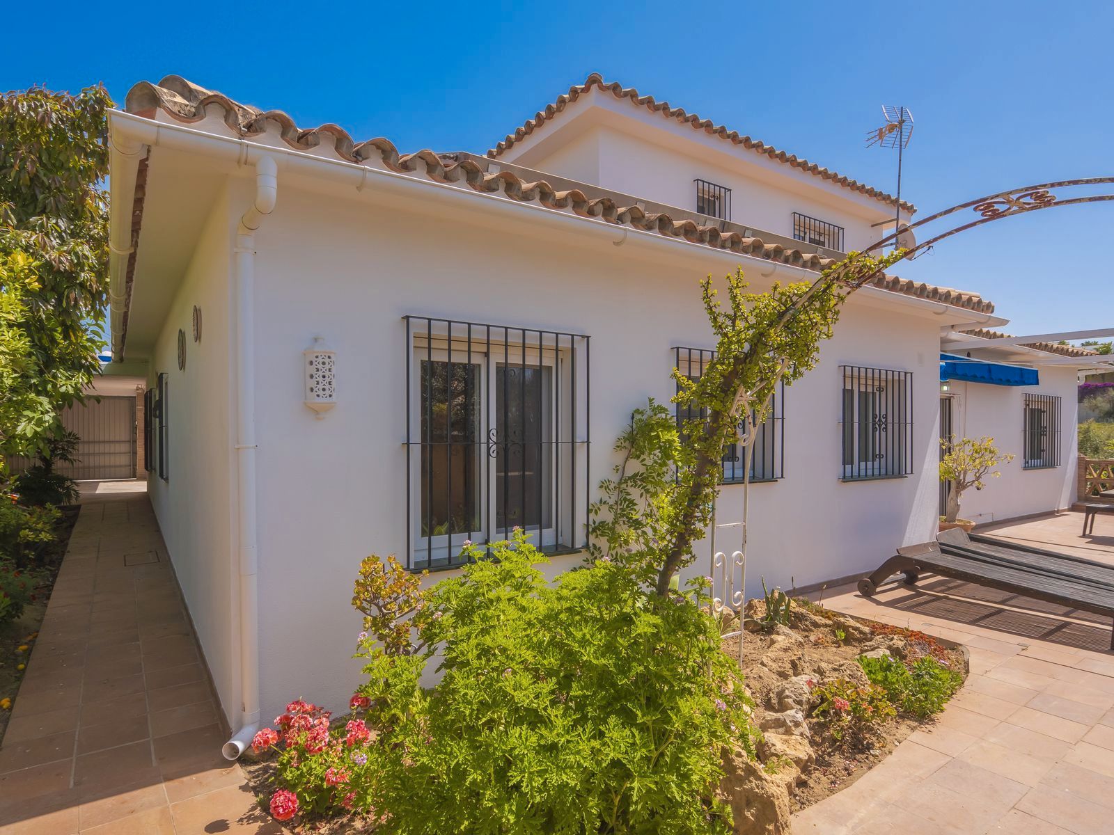 Exterior view of House or chalet for sale in Marbella  with Air Conditioner, Terrace and TV
