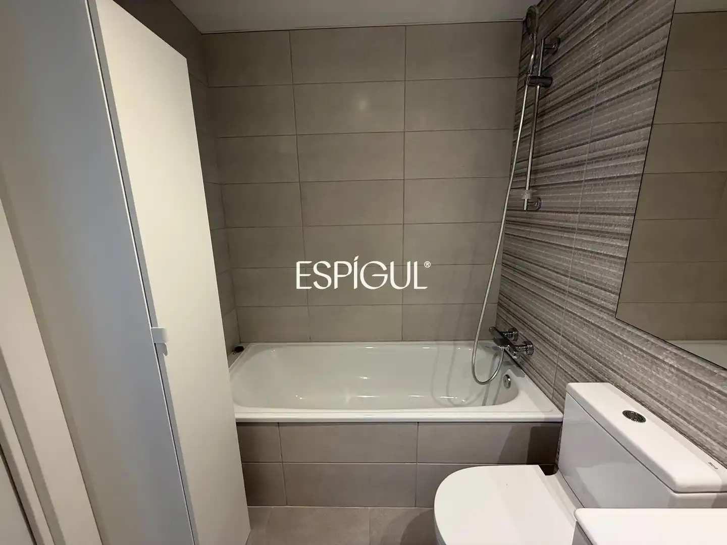 Bany de Pis de lloguer en Girona amb Aire condicionat, Calefacció i Terrassa
