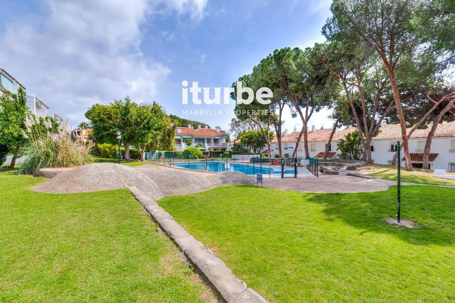 Jardín de Piso en venta en Marbella con Aire acondicionado, Terraza y Piscina
