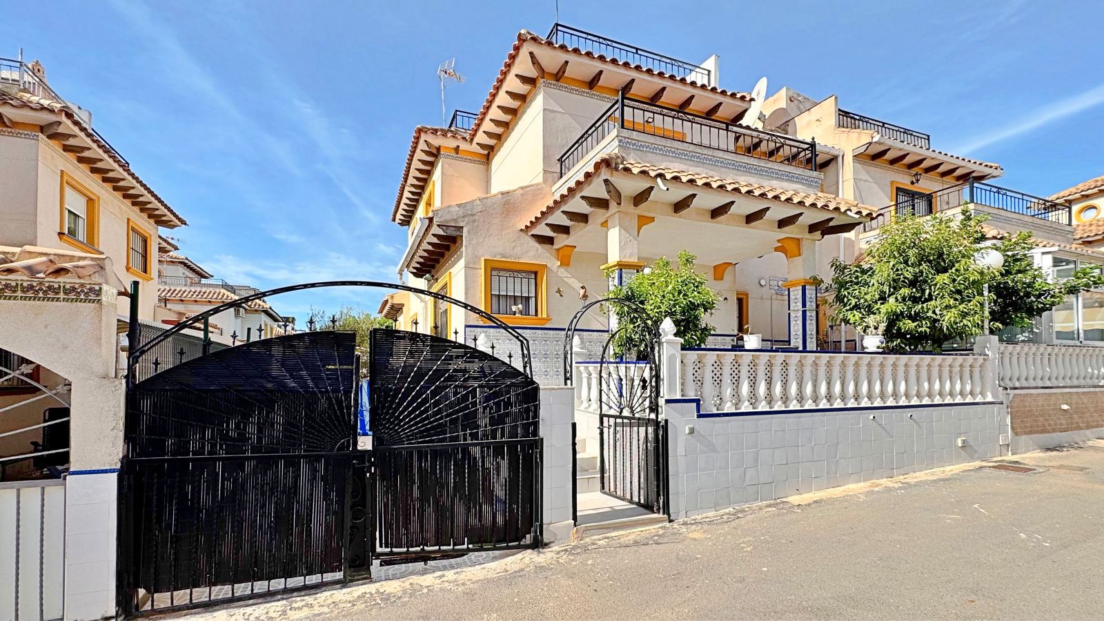 Vista exterior de Casa adosada en venda en Orihuela amb Aire condicionat, Jardí privat i Terrassa