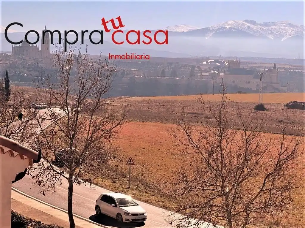 Vista exterior de Casa adosada en venda en Segovia amb Calefacció, Jardí privat i Balcó